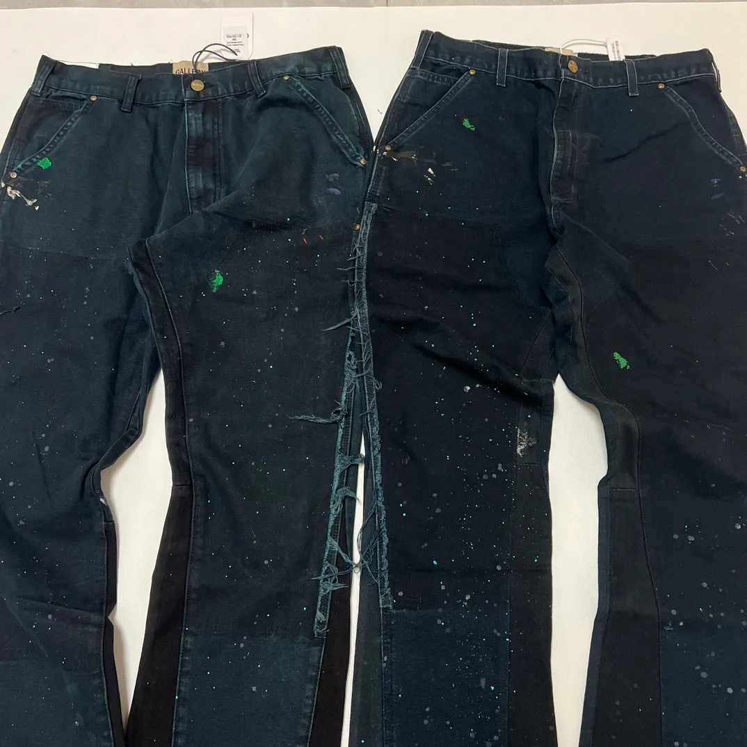 The color of the wash is particularly difficult to sample. The original version is green and black, not all black. GALLERY DEPT. LA FLARE CARPENTER PANTS. The first generation paint-splashed ink wash flared logging pants. Carhartt base version modified overalls. Green black S-XL.